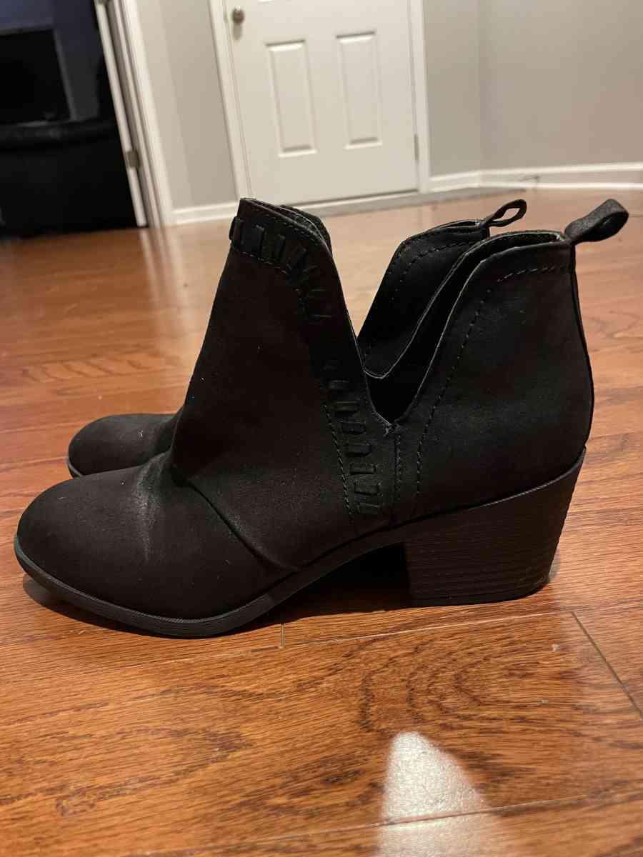 size 7 boots - Mooresville, North Carolina