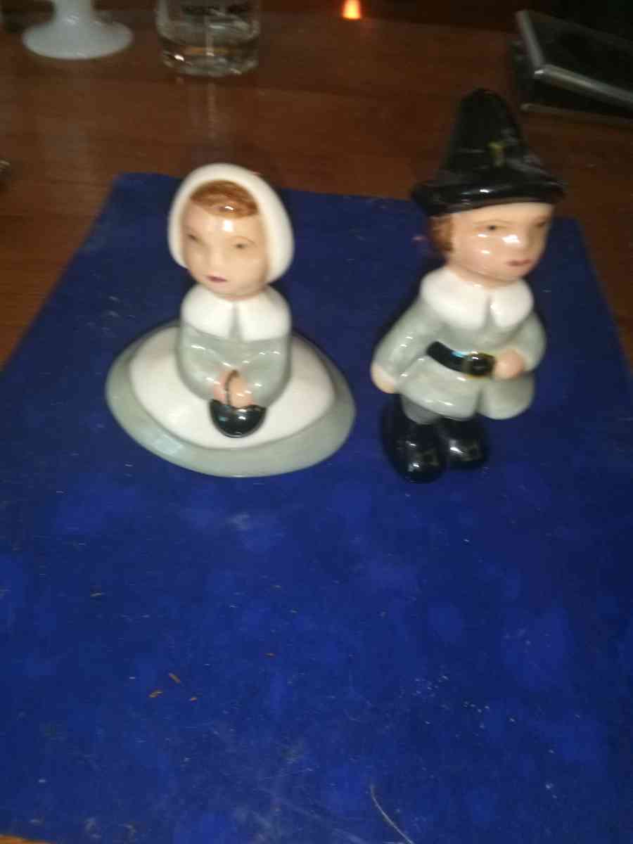 California Pottery Pilgrim Couple - Pawtucket, Rhode Island - FleaMarketBay