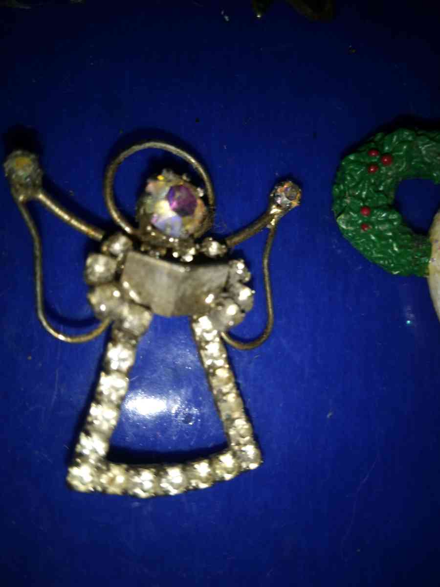 4 Christmas pins - Pawtucket, Rhode Island - FleaMarketBay