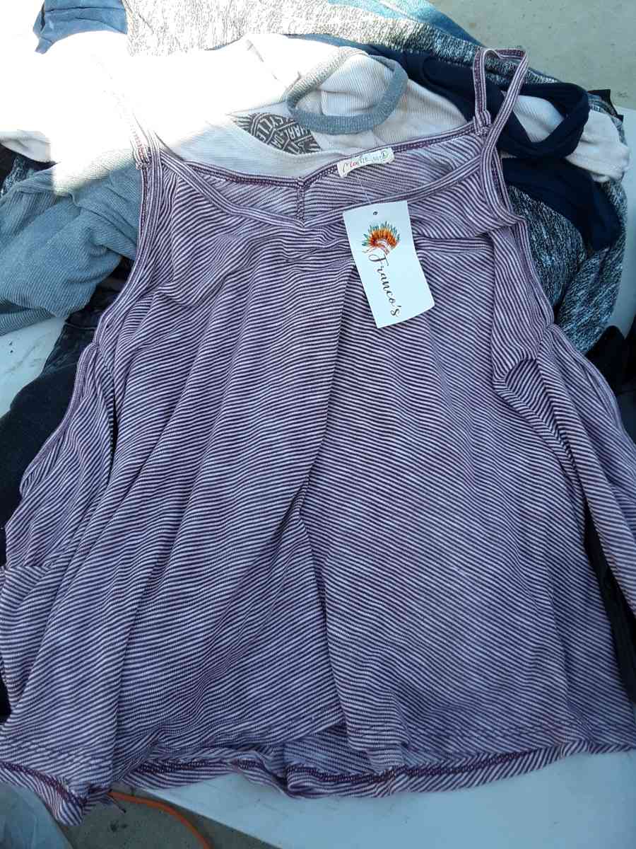 clothes - Riverbank, California - FleaMarketBay