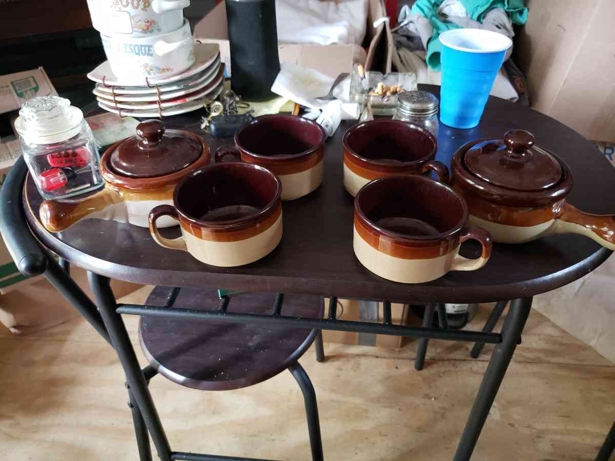 a set of soup bowls with two little matching pots - Leesville, Louisiana