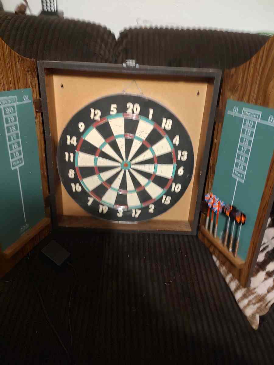 dartboard with case and darts - Alicia, Arkansas