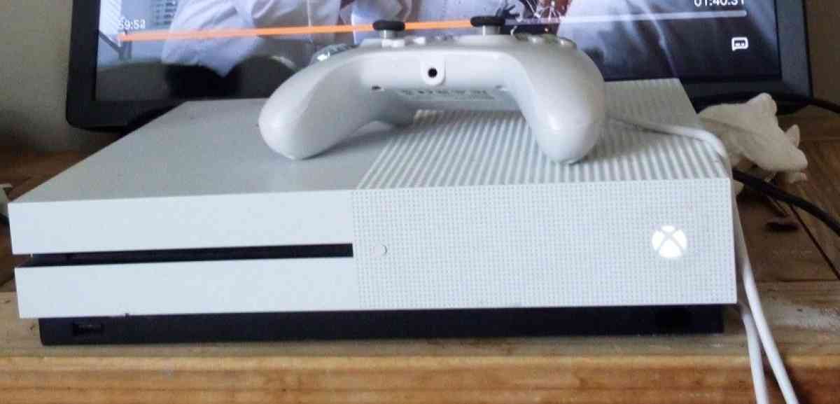 Xbox One S console and assesories - Canandaigua, New York