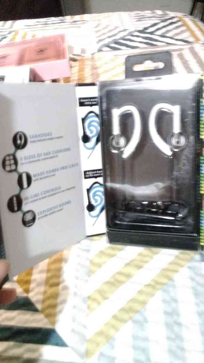 4 sets of head phones - Branson, Missouri - FleaMarketBay