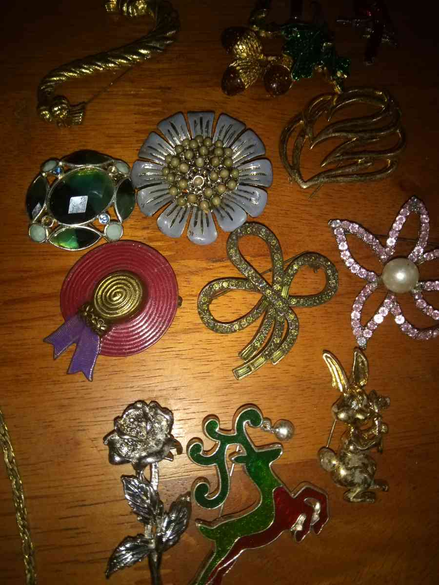 15 vintage Costume pins - Pawtucket, Rhode Island - FleaMarketBay
