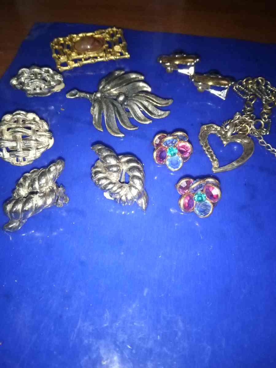 Costume Jewelry Lot - Pawtucket, Rhode Island - FleaMarketBay