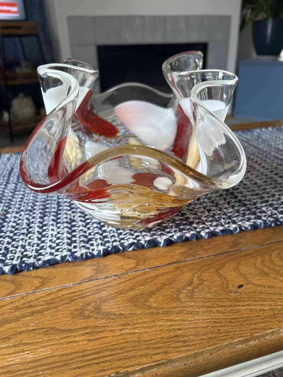 a decrative glass bowl - Los Lunas, New Mexico - FleaMarketBay