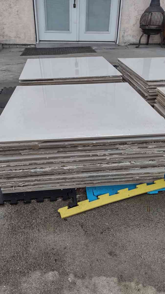 Used floor tiles - Adelanto, California - FleaMarketBay