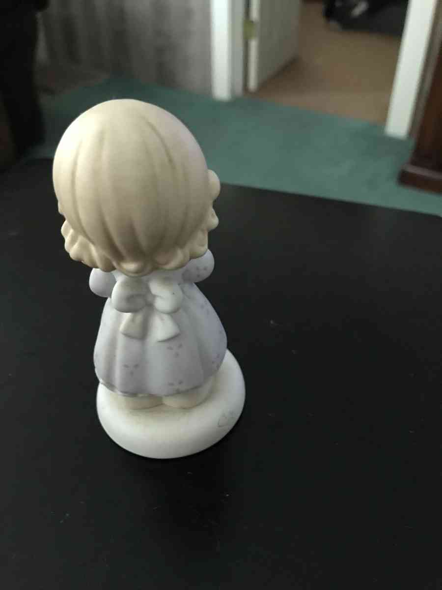 girl holding a kitty - Toledo, Ohio - FleaMarketBay