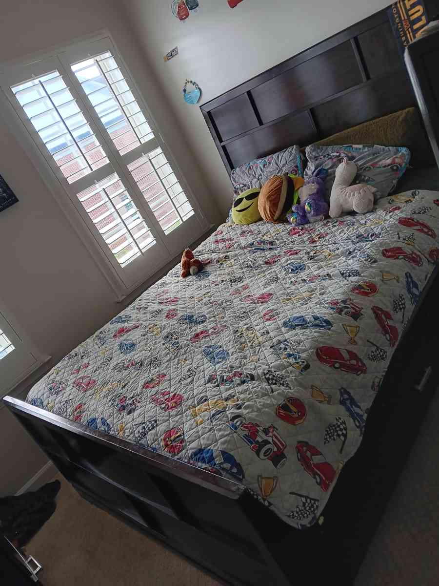 bedroom furniture and TV stand - Woodbridge, Virginia - FleaMarketBay