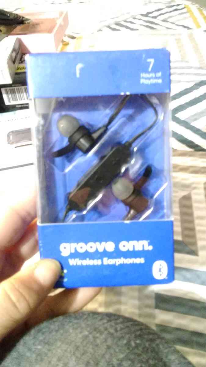 4 sets of head phones - Branson, Missouri - FleaMarketBay