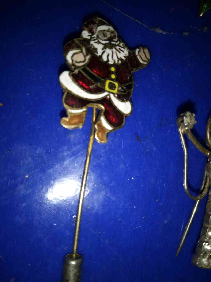 4 Christmas pins - Pawtucket, Rhode Island - FleaMarketBay