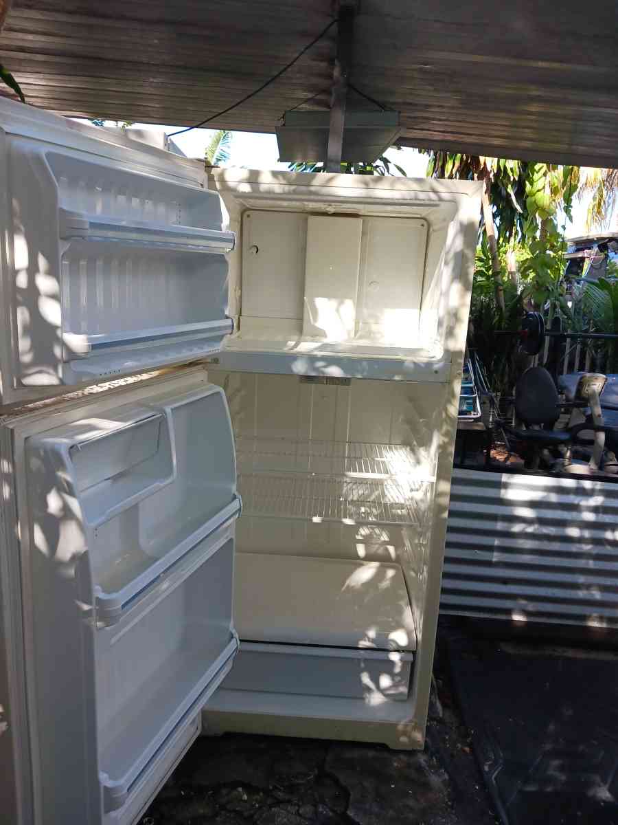 General Electric Refrigerator 29in and good working conditio - Hialeah, Florida