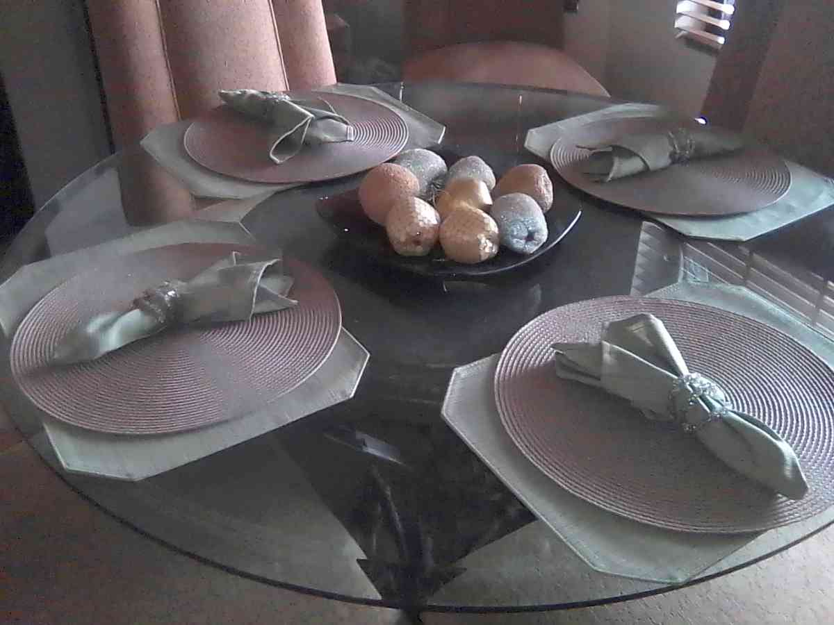 Dinning Table With 6Chairs - Glendale, Arizona