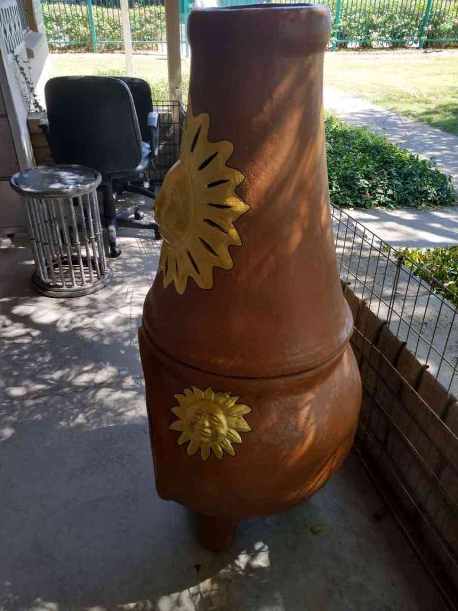 Una Chimenea De Barro Clay Chimney Outdoor Heater 50 X 24 - Phoenix, Arizona - FleaMarketBay
