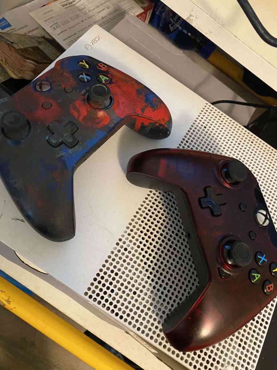 Xbox One 2 Controllers - Mc Rae, Georgia - FleaMarketBay