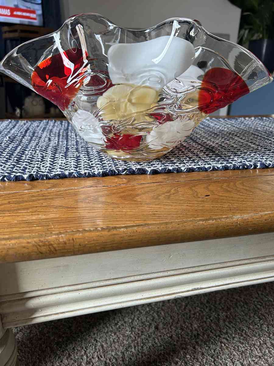 a decrative glass bowl - Los Lunas, New Mexico - FleaMarketBay