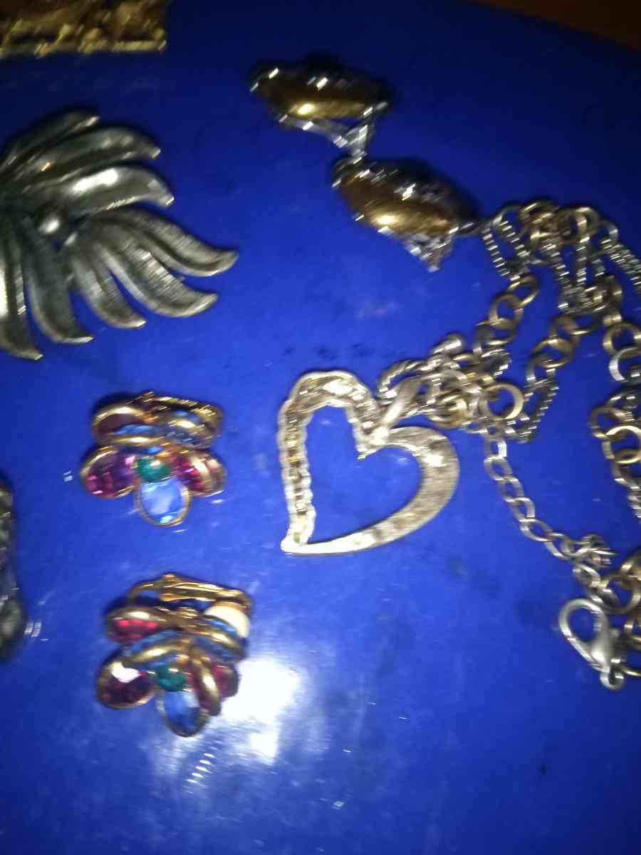 Costume Jewelry Lot - Pawtucket, Rhode Island - FleaMarketBay