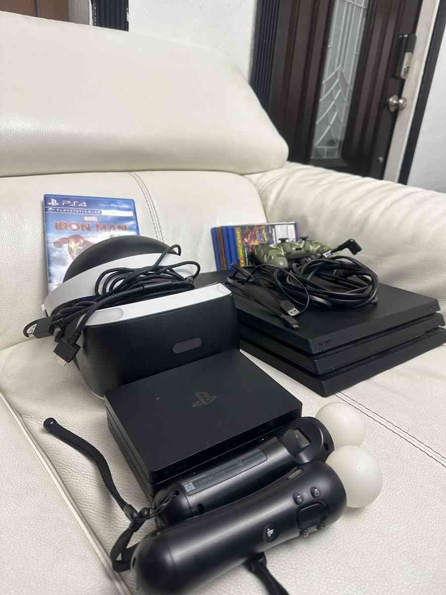 PS4 Pro with VR and games - Hialeah, Florida