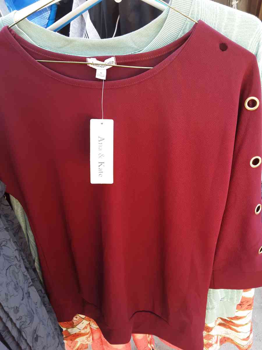 clothes - Riverbank, California - FleaMarketBay