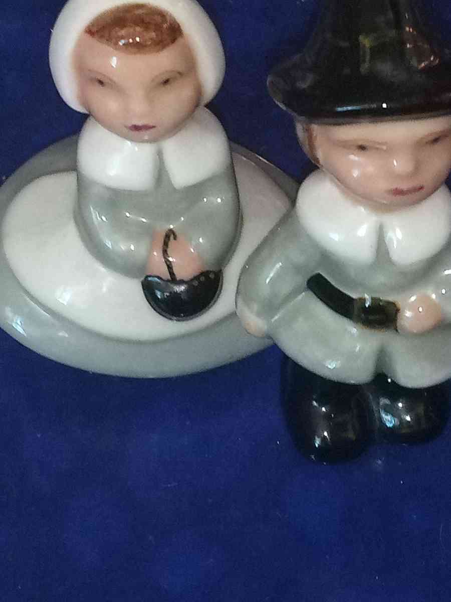 California Pottery Pilgrim Couple - Pawtucket, Rhode Island - FleaMarketBay