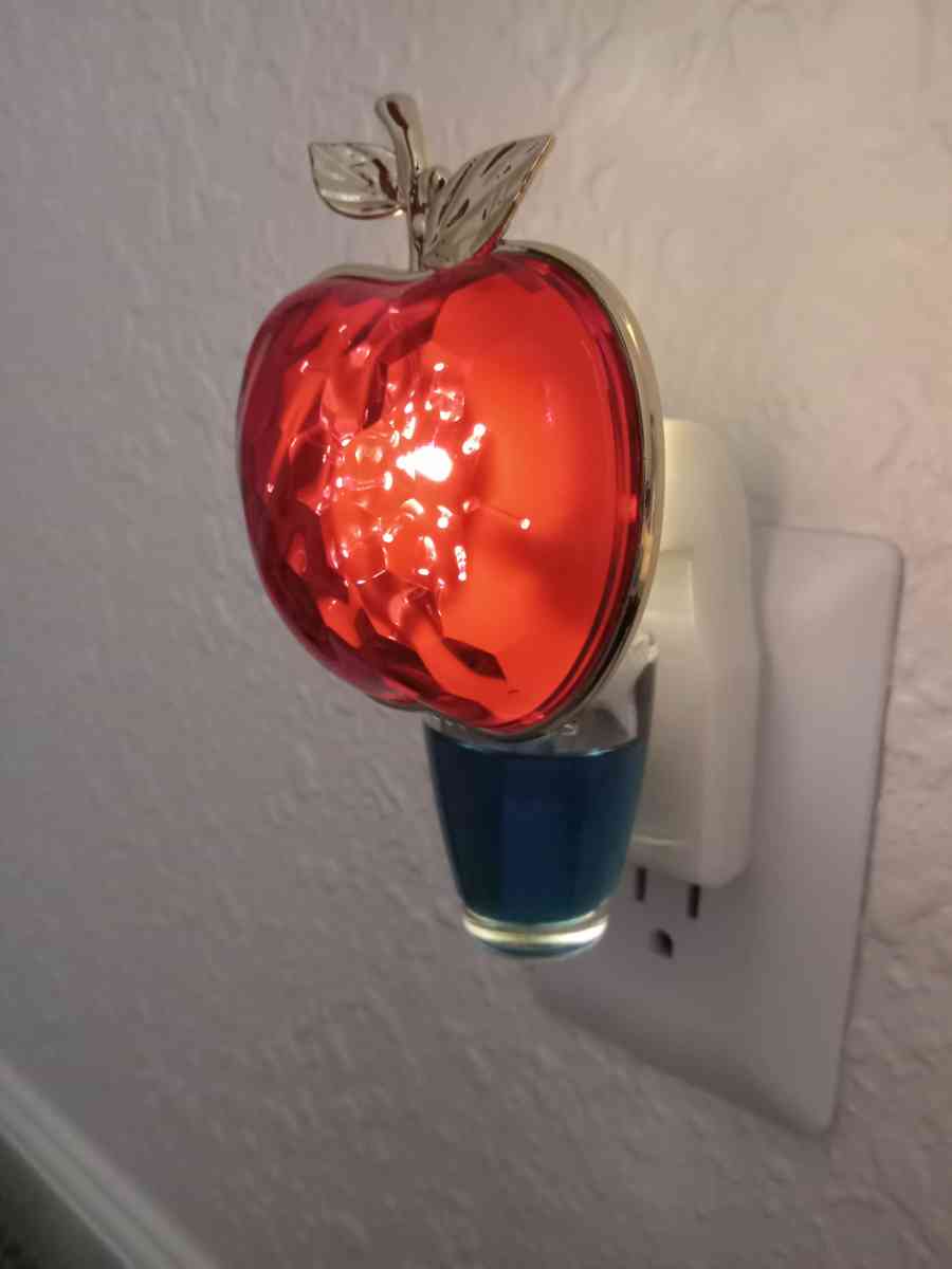 bath and body works facial spa bubble bath and sunglasses - Sacramento, California - FleaMarketBay