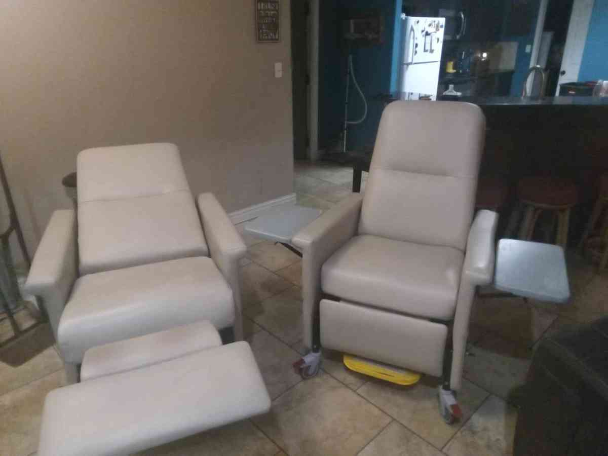 medical reclining  chair for 800 on casters with swing open - Corpus Christi, Texas