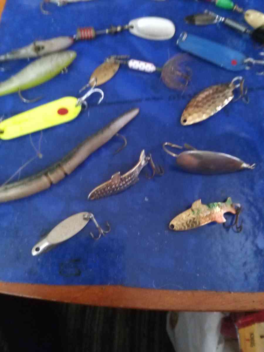 15 Fishing Lures and mini magnum pokcet lure holder - Pawtucket, Rhode Island - FleaMarketBay