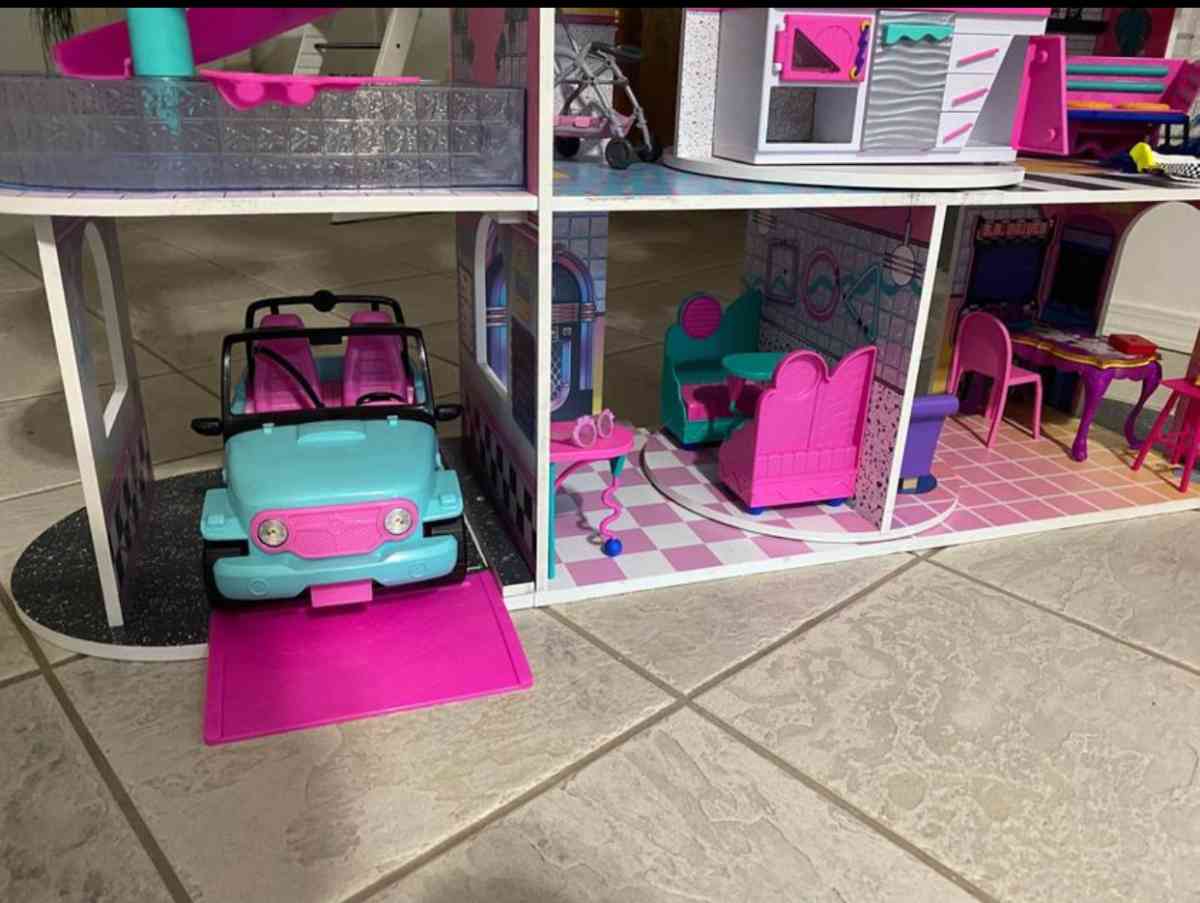 lol doll house - Simi Valley, California - FleaMarketBay