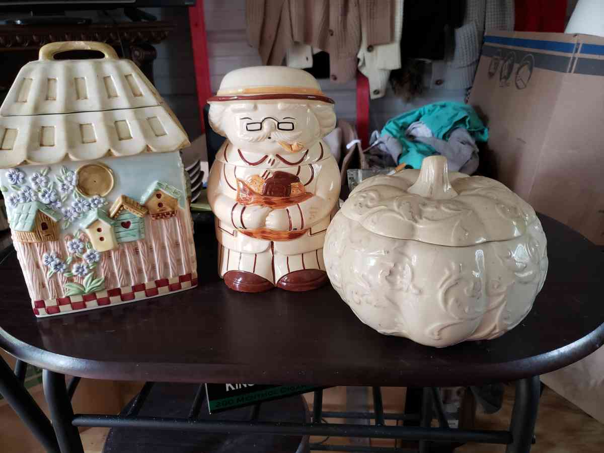 3 collectors cookie jars one has very small chip - Leesville, Louisiana