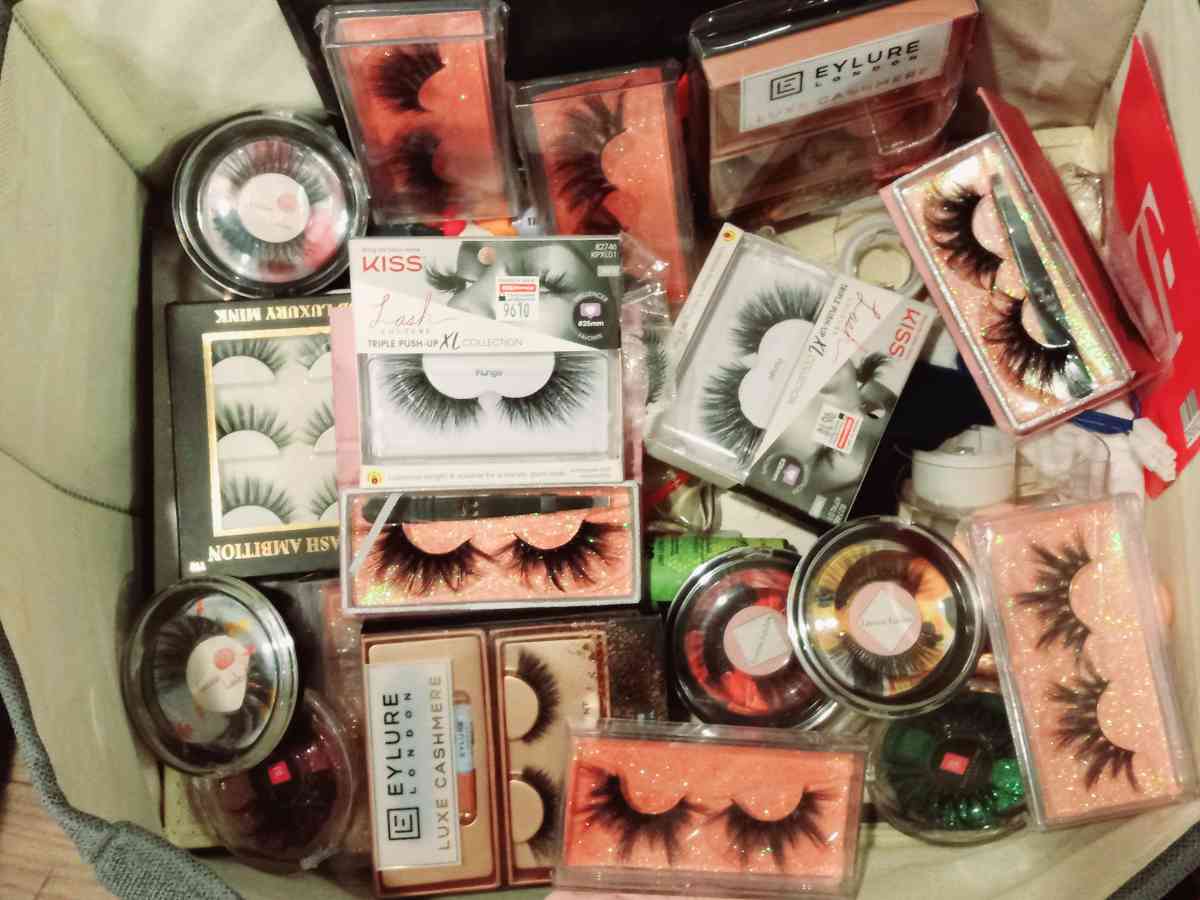 make up - Hemet, California