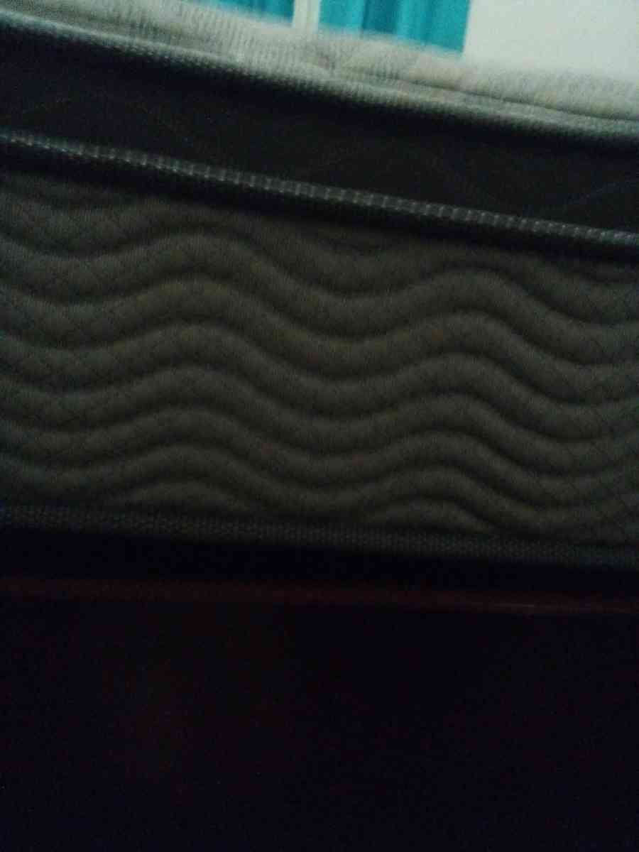 Beautiful Sleigh Bed Hdbrd Side Rails Ftbrd no matres - Paterson, New Jersey - FleaMarketBay