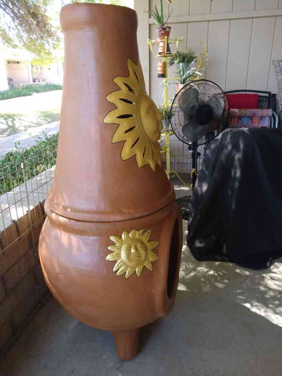 Una Chimenea De Barro Clay Chimney Outdoor Heater 50 X 24 - Phoenix, Arizona - FleaMarketBay