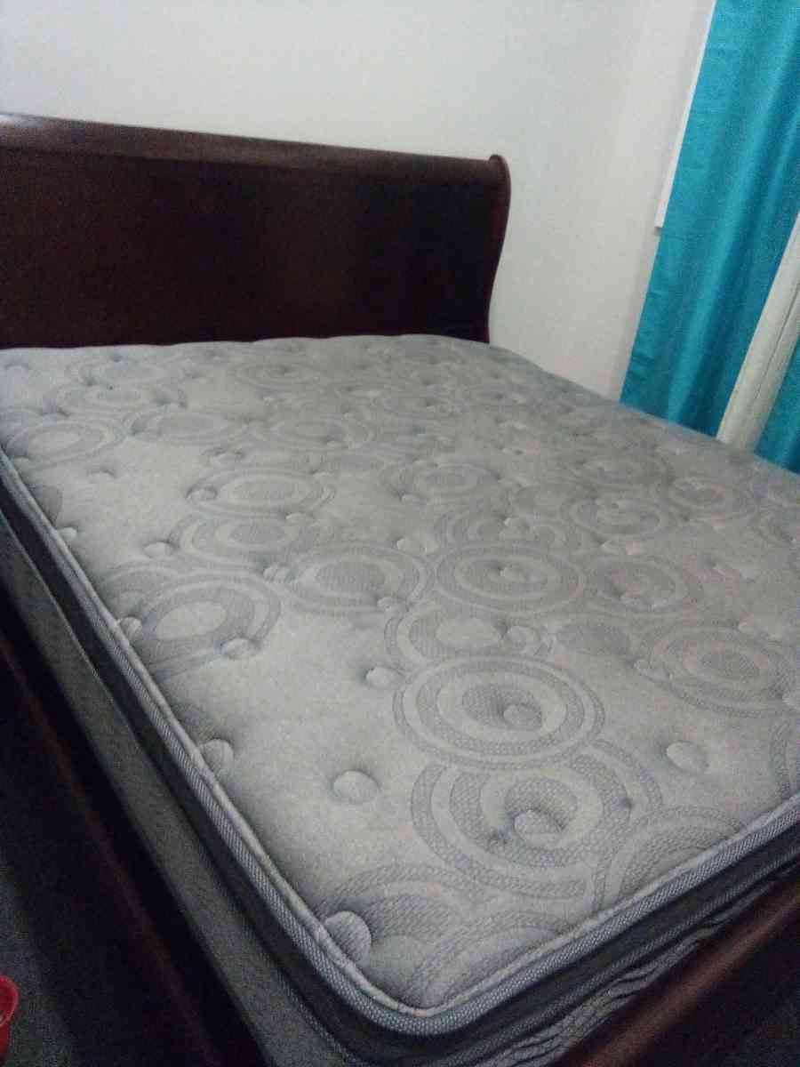 Beautiful Sleigh Bed Hdbrd Side Rails Ftbrd no matres - Paterson, New Jersey - FleaMarketBay