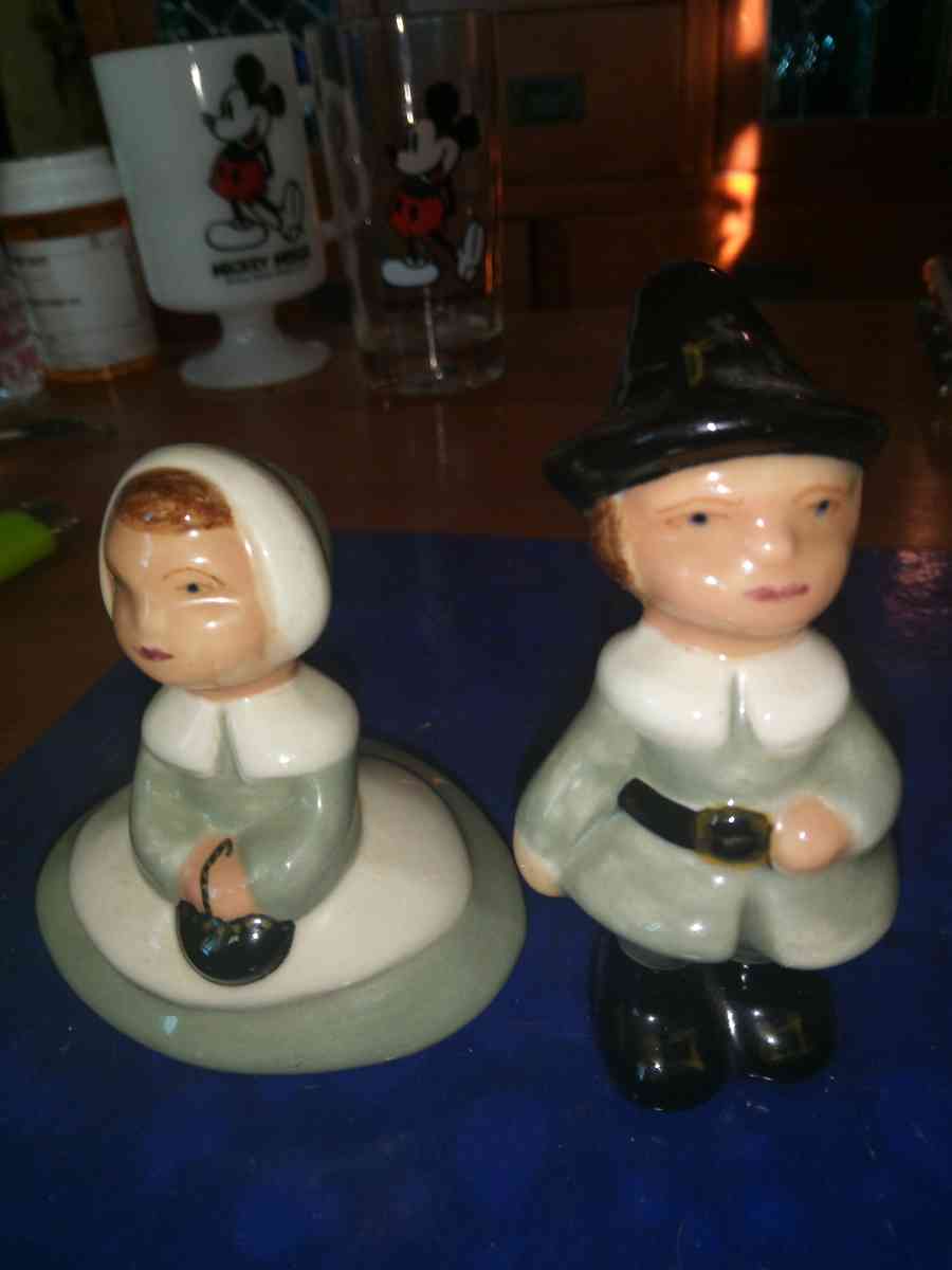 California Pottery Pilgrim Couple - Pawtucket, Rhode Island