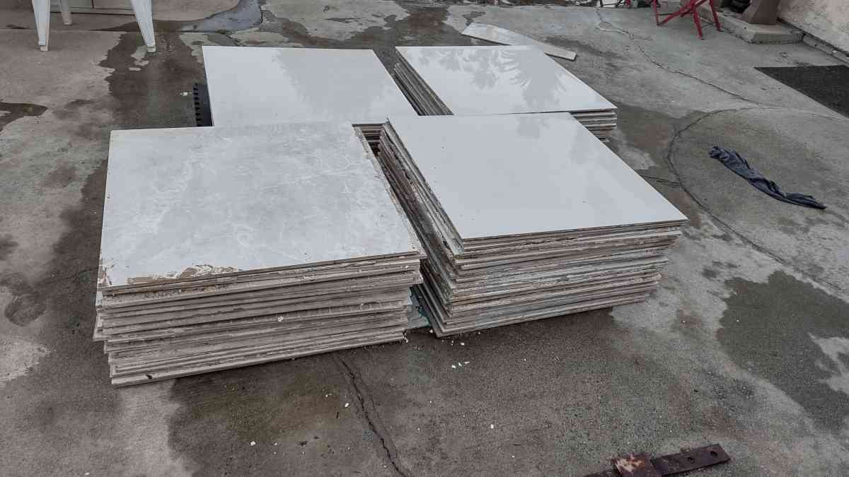 Used floor tiles - Adelanto, California