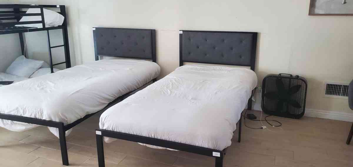 twin beds - Fountain Valley, California