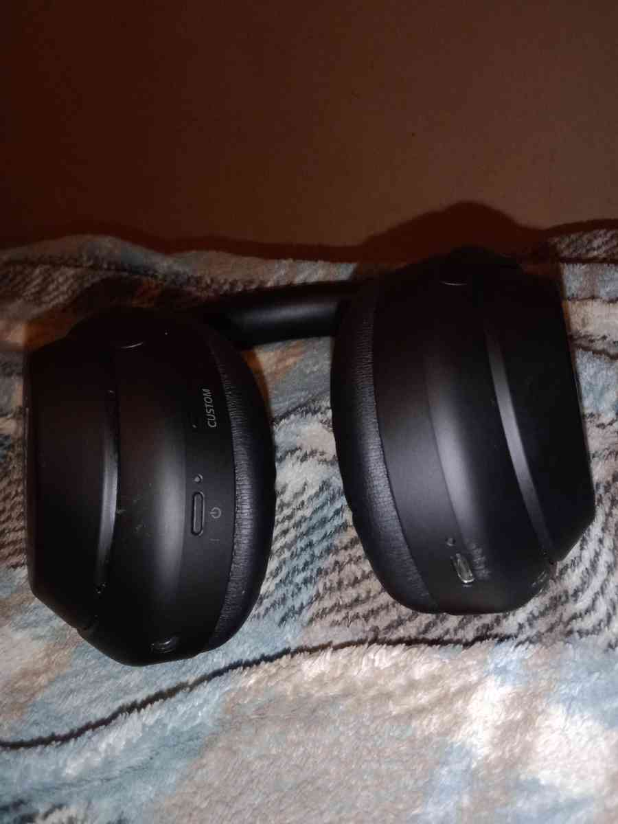 Sony WH 1000xm4 Bluetooth headphones - Detroit, Michigan - FleaMarketBay