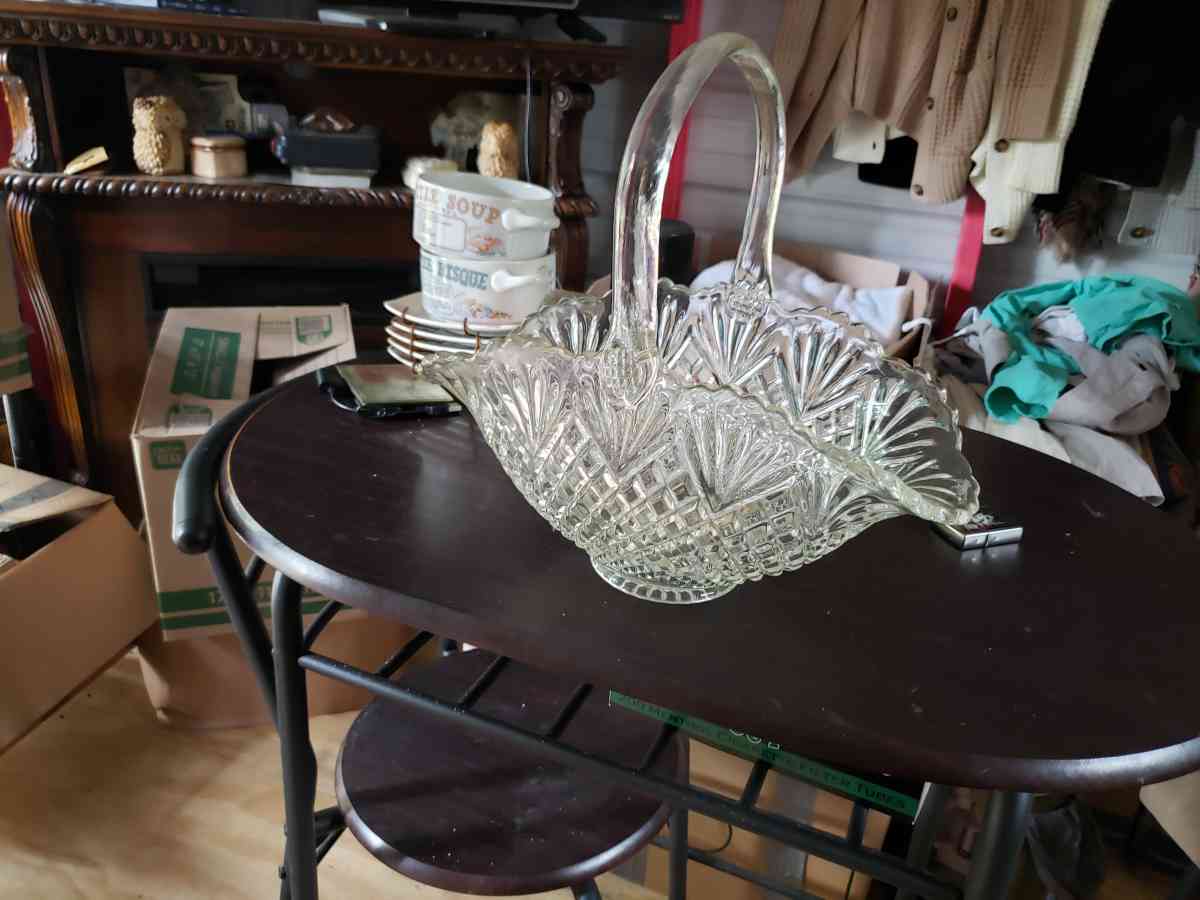 beautiful diamond cut heavy glass table top center piece - Leesville, Louisiana