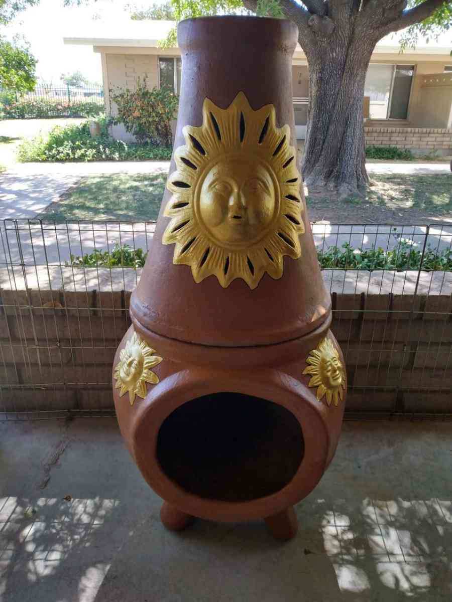 Una Chimenea De Barro Clay Chimney Outdoor Heater 50 X 24 - Phoenix, Arizona