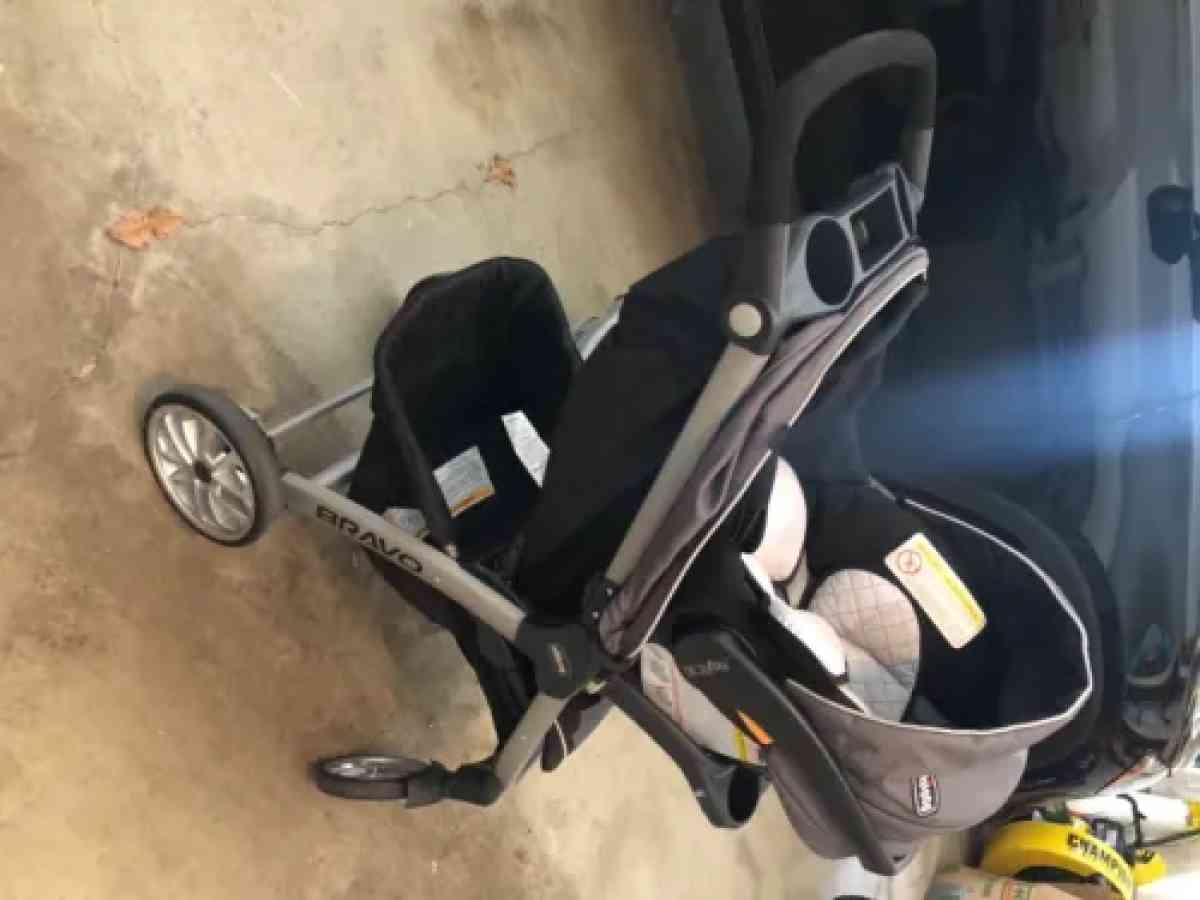 Chicco travel system car seat base an stroller - Kansas City, Kansas - FleaMarketBay