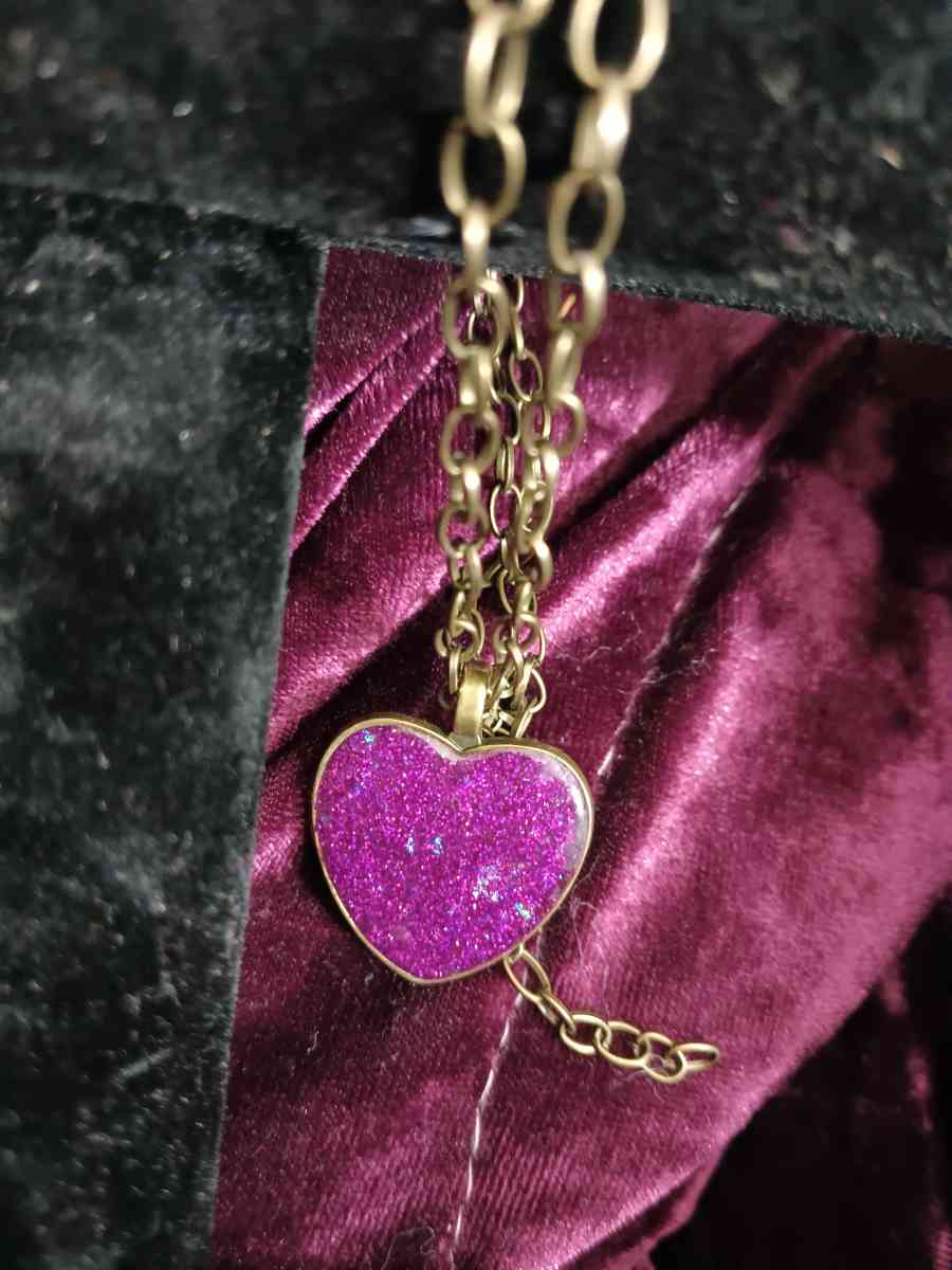 Resin filled hear shaped neckless - Tacoma, Washington - FleaMarketBay