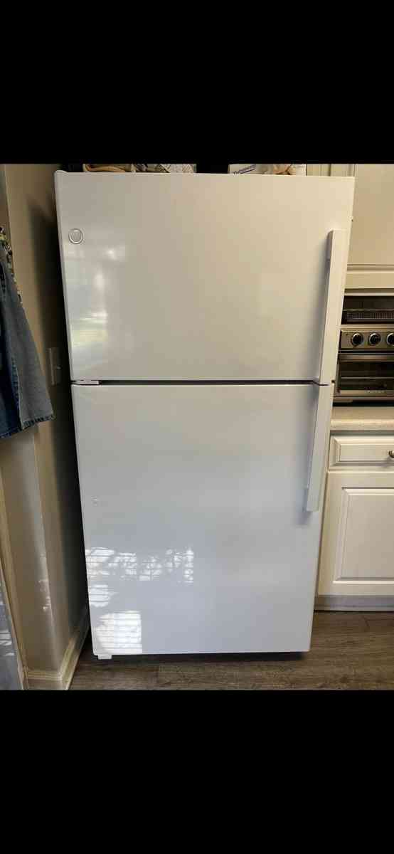 GE Refrigerator  1yr old Like New Condition  21cf - West Columbia, South Carolina - FleaMarketBay