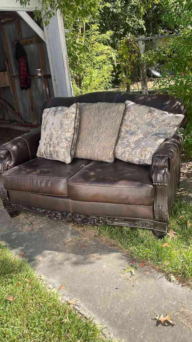 leather couch - Baton Rouge, Louisiana - FleaMarketBay