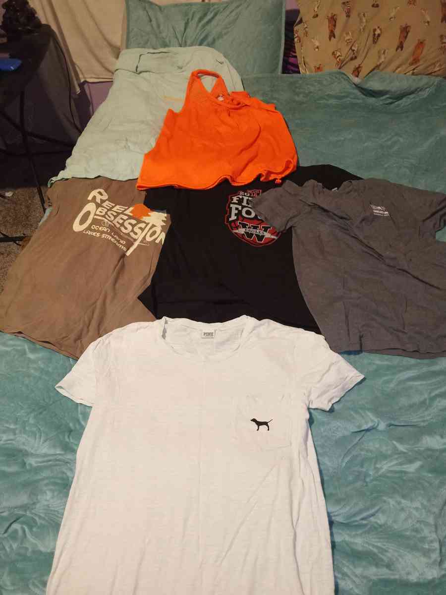 6 shirts 2 hoodies and one pair of pants - Ecru, Mississippi - FleaMarketBay