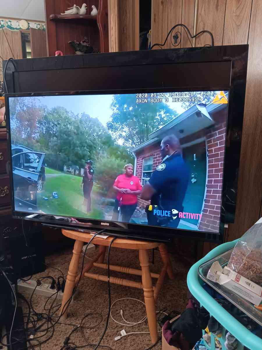 Sanyo flat screen t v forty five inch