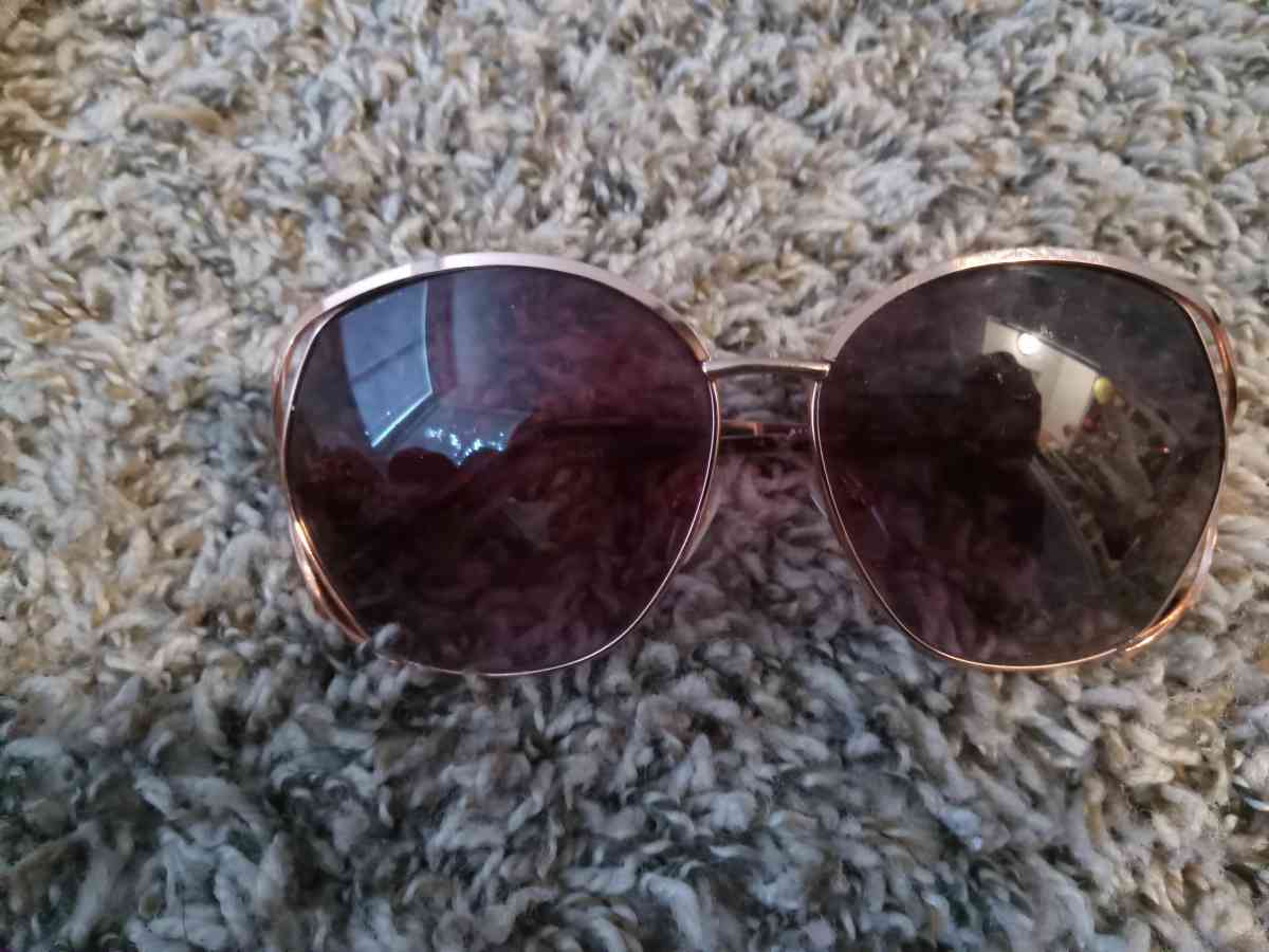 bath and body works facial spa bubble bath and sunglasses - Sacramento, California - FleaMarketBay