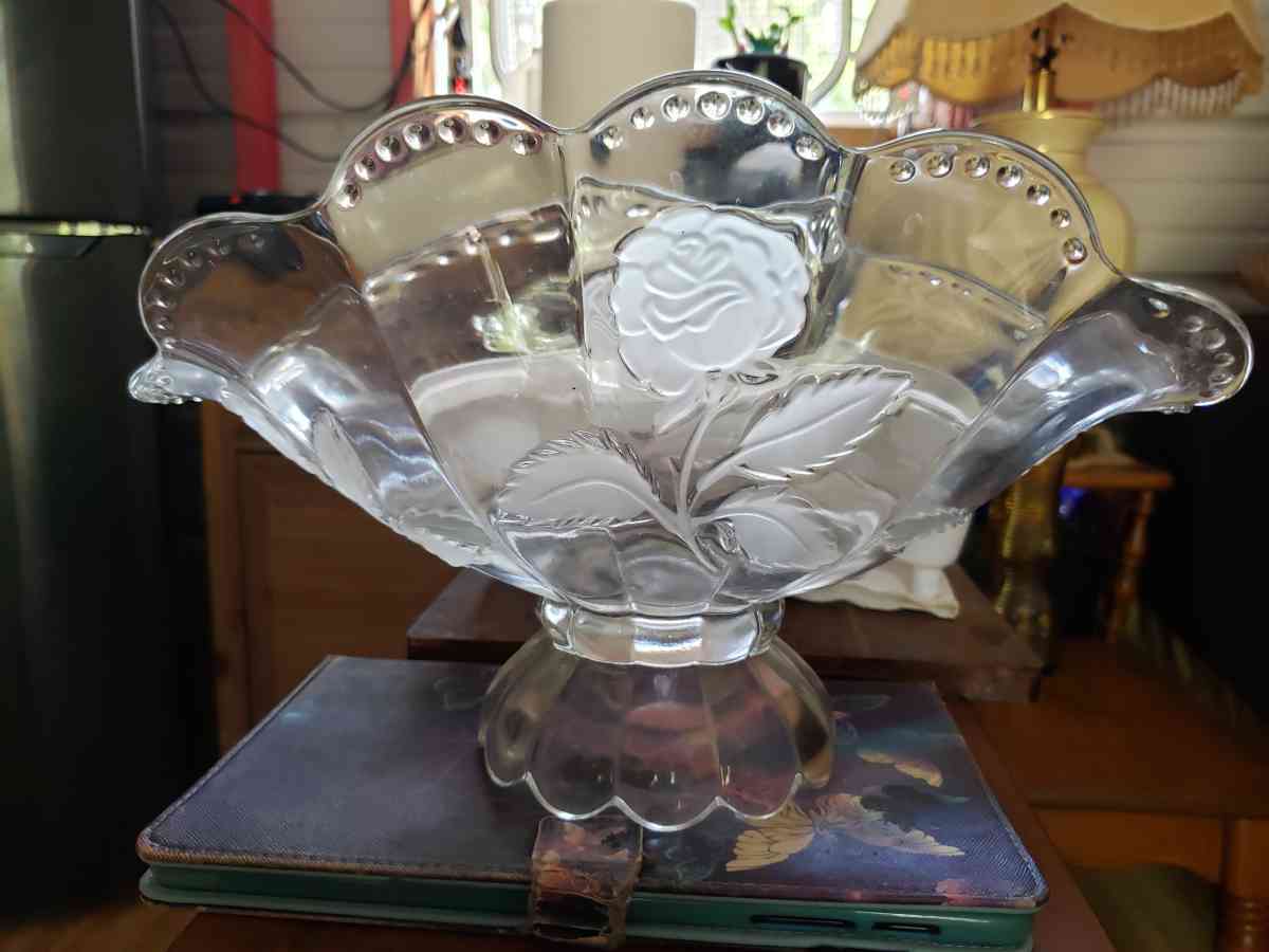 beautiful oval rose floral pattern center piece - Leesville, Louisiana