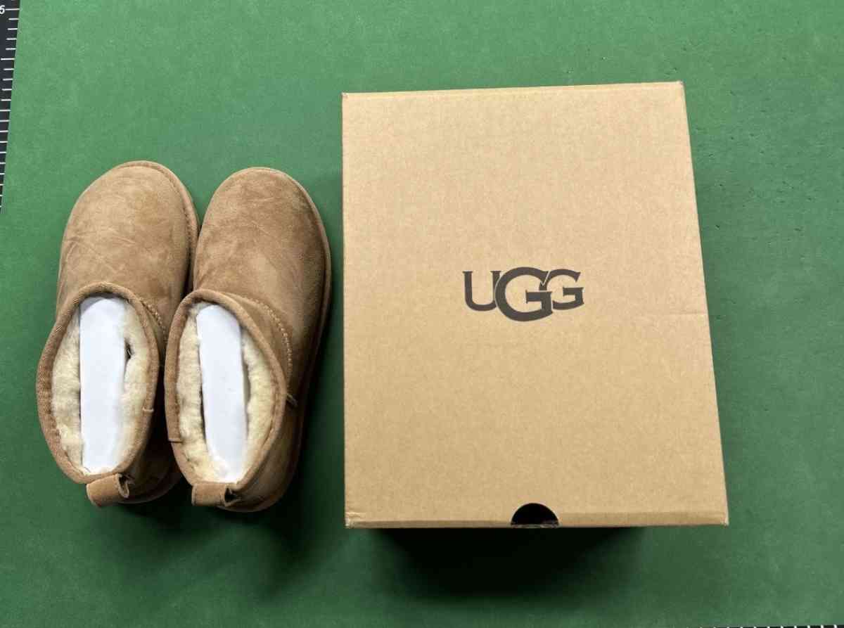 new UGG classic mini - Brooklyn, New York - FleaMarketBay
