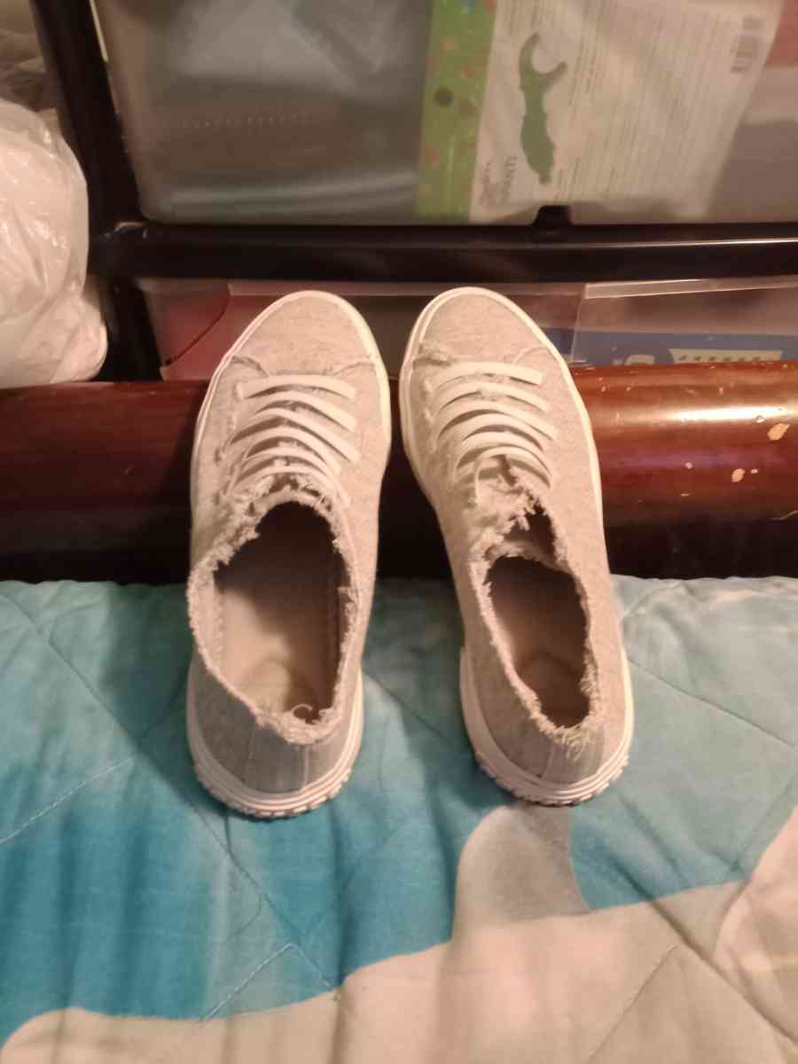 1 Pair of Rocket Dog Women Shoes Size 7 point 5 - Middlesex, North Carolina